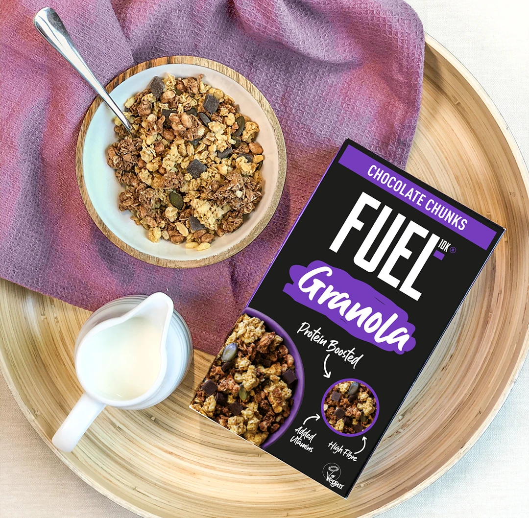Fuel 10k Pakung auf Teller mit Granola in Müslischale und Milch
